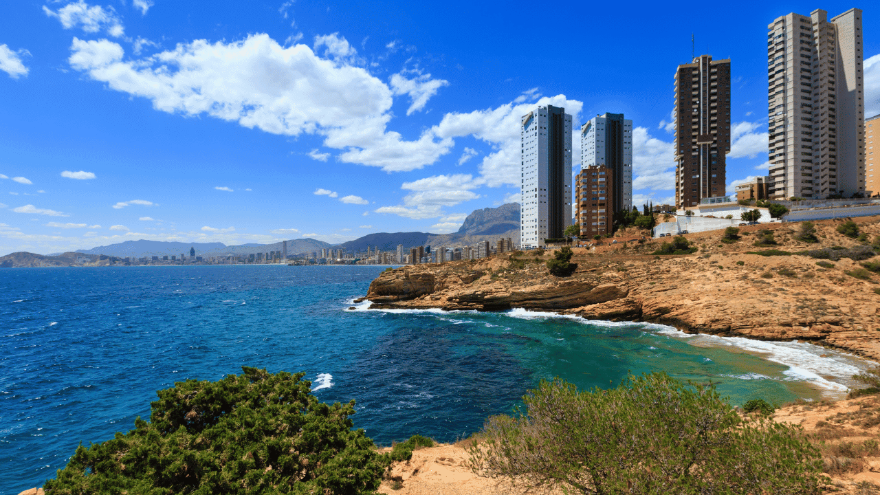 Nieruchomości Costa Blanca: ceny, koszty zakupu i jak kupić krok po kroku (2026)