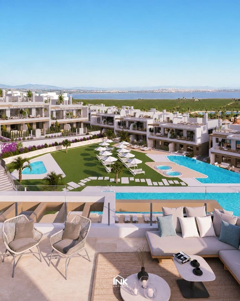 Nowe bungalowy z 3 sypialniami, ogrodem lub tarasem na dachu w Torrevieja - od 371 000 €